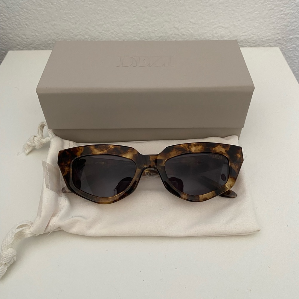 DEZI ON READ SUNGLASSES